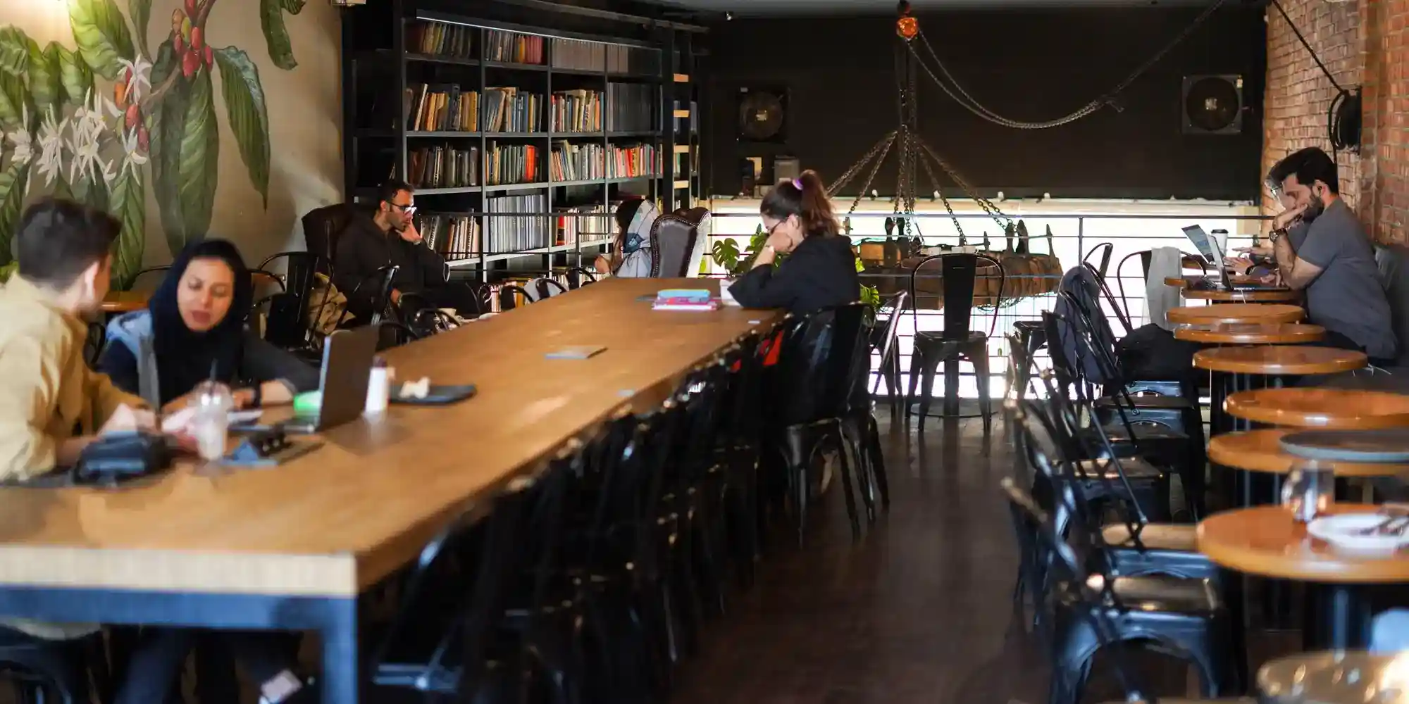 مشتریان در حال لذت بردن از قهوه در کافه